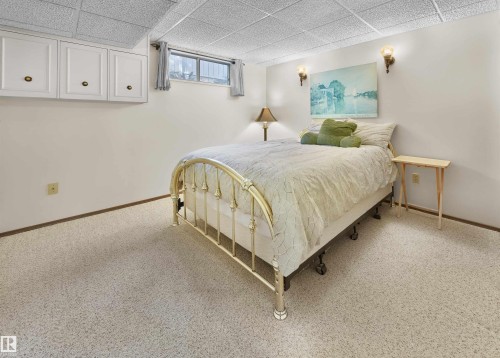 10908 Bearspaw Drive W, Edmonton, AB - Indoor Photo Showing Bedroom