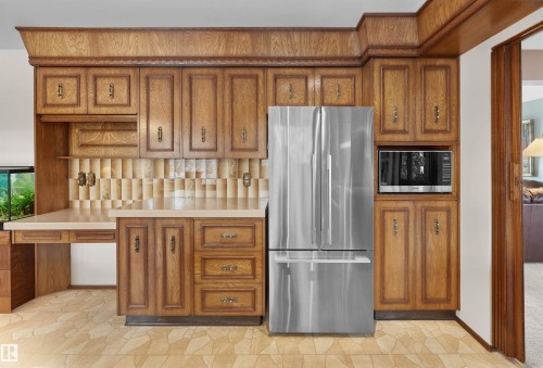 10908 Bearspaw Drive W, Edmonton, AB - Indoor Photo Showing Kitchen