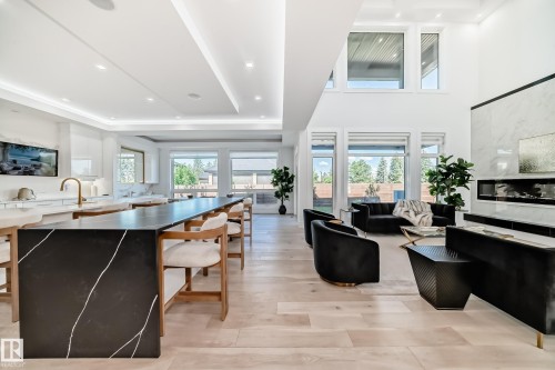 2747 Wheaton Drive, Edmonton, AB - Indoor Photo Showing Kitchen With Upgraded Kitchen