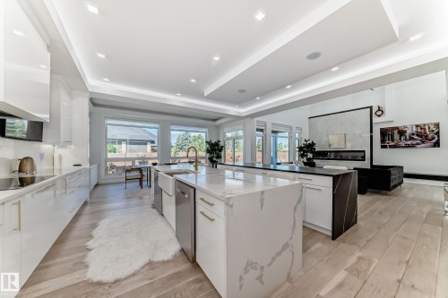 2747 Wheaton Drive, Edmonton, AB - Indoor Photo Showing Kitchen With Upgraded Kitchen
