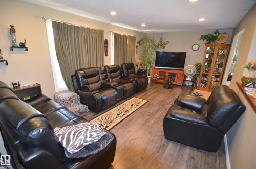 59225 Rge Rd 31, Rural Barrhead County, AB - Indoor Photo Showing Living Room