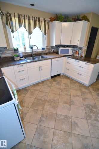 59225 Rge Rd 31, Rural Barrhead County, AB - Indoor Photo Showing Kitchen With Double Sink