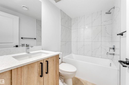 252 24 Street Sw, Edmonton, AB - Indoor Photo Showing Bathroom