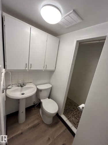 7705 110 Street, Edmonton, AB - Indoor Photo Showing Bathroom