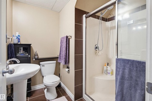 3426 120 Avenue, Edmonton, AB - Indoor Photo Showing Bathroom