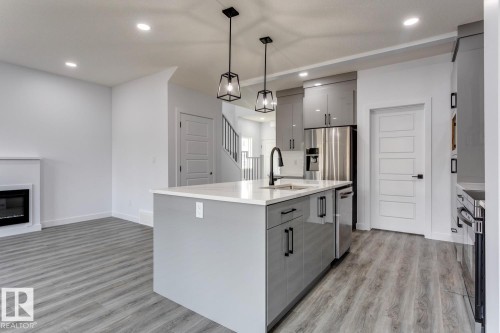 35 Caledon Crescent, Spruce Grove, AB - Indoor Photo Showing Kitchen With Upgraded Kitchen