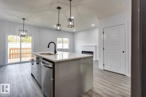 35 Caledon Crescent, Spruce Grove, AB - Indoor Photo Showing Kitchen With Upgraded Kitchen