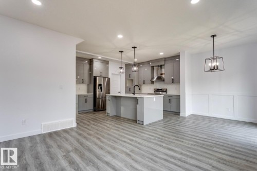 35 Caledon Crescent, Spruce Grove, AB - Indoor Photo Showing Kitchen With Upgraded Kitchen