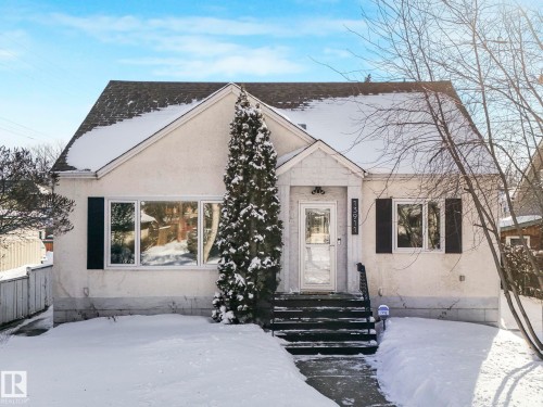 Bungalow-style home featuring stucco siding and entry steps - 13911 117 Avenue, Edmonton, AB - Outdoor