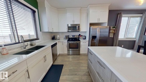 321 Pioneer Road, Spruce Grove, AB - Indoor Photo Showing Kitchen With Stainless Steel Kitchen With Double Sink With Upgraded Kitchen