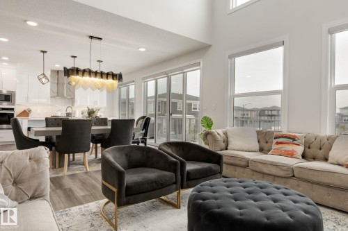 6456 King Wynd, Edmonton, AB - Indoor Photo Showing Living Room