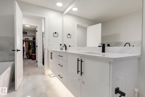 6456 King Wynd, Edmonton, AB - Indoor Photo Showing Bathroom