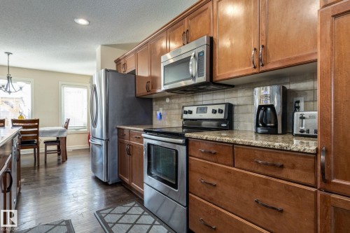 3039 14 Avenue, Edmonton, AB - Indoor Photo Showing Kitchen