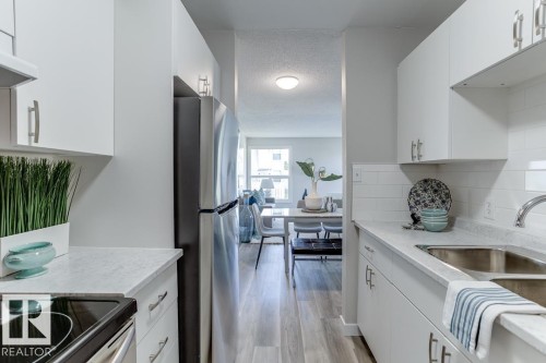 7032 Mill Woods Road S, Edmonton, AB - Indoor Photo Showing Kitchen