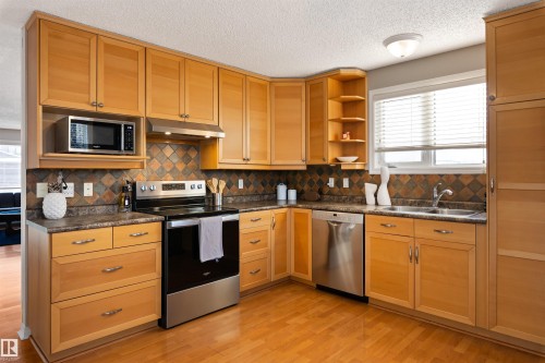 40 Windsor Crescent, St. Albert, AB - Indoor Photo Showing Kitchen With Double Sink