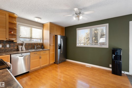 40 Windsor Crescent, St. Albert, AB - Indoor Photo Showing Kitchen With Double Sink