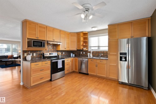 40 Windsor Crescent, St. Albert, AB - Indoor Photo Showing Kitchen With Stainless Steel Kitchen With Double Sink