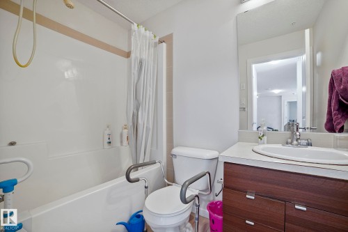 205 9517 160 Avenue, Edmonton, AB - Indoor Photo Showing Bathroom