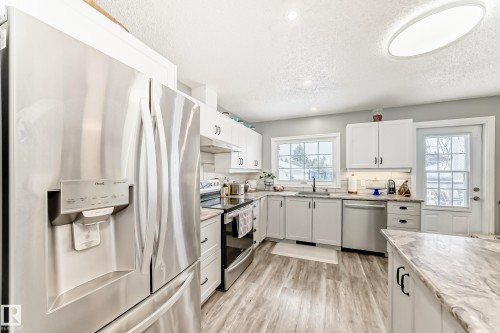 4315 89 Street, Edmonton, AB - Indoor Photo Showing Kitchen With Upgraded Kitchen