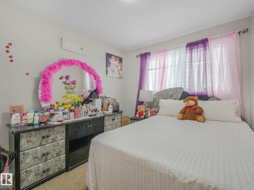 Bedroom featuring light colored carpet - 13271 47 Street, Edmonton, AB - Indoor Photo Showing Bedroom