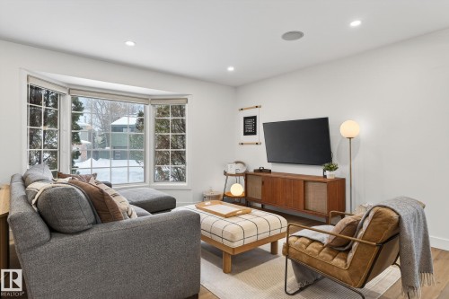 632 Wahstao Road, Edmonton, AB - Indoor Photo Showing Living Room