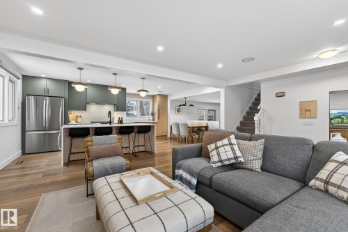 632 Wahstao Road, Edmonton, AB - Indoor Photo Showing Living Room