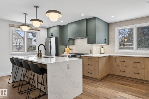 632 Wahstao Road, Edmonton, AB - Indoor Photo Showing Kitchen With Upgraded Kitchen