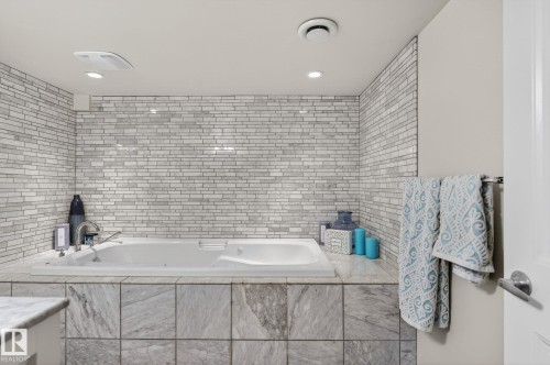 632 Wahstao Road, Edmonton, AB - Indoor Photo Showing Bathroom