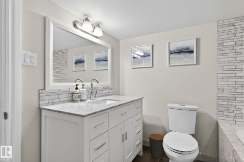 632 Wahstao Road, Edmonton, AB - Indoor Photo Showing Bathroom