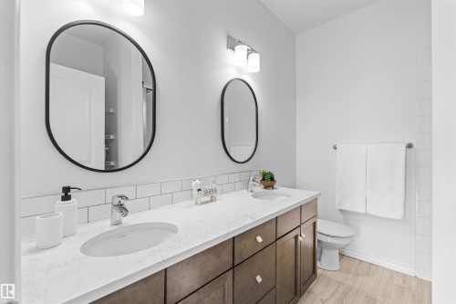 Edmonton, AB - Indoor Photo Showing Bathroom