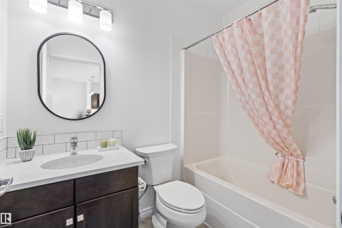 Edmonton, AB - Indoor Photo Showing Bathroom