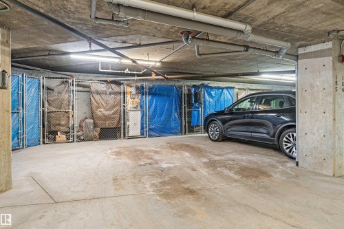 Edmonton, AB - Indoor Photo Showing Garage