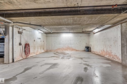 Edmonton, AB - Indoor Photo Showing Garage
