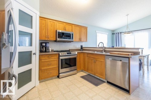 5 Lamplight Drive, Spruce Grove, AB - Indoor Photo Showing Kitchen With Double Sink