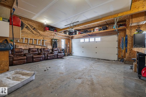 21 Huntington, Spruce Grove, AB - Indoor Photo Showing Garage