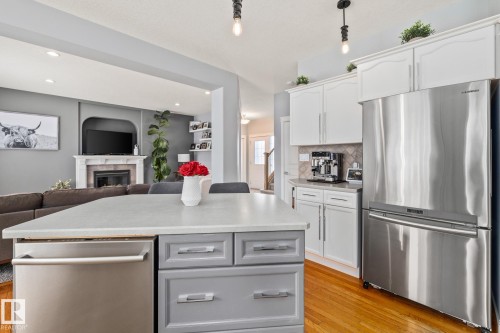 21 Huntington, Spruce Grove, AB - Indoor Photo Showing Kitchen With Upgraded Kitchen