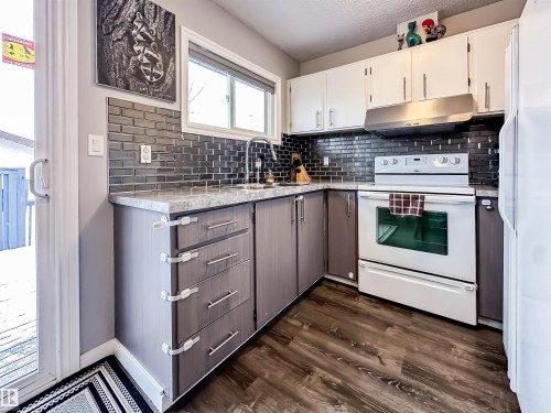 3521 41B Avenue, Edmonton, AB - Indoor Photo Showing Kitchen