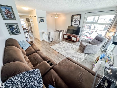 3521 41B Avenue, Edmonton, AB - Indoor Photo Showing Living Room