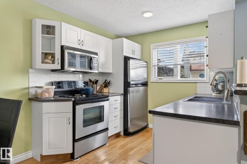 11349 22 Avenue, Edmonton, AB - Indoor Photo Showing Kitchen