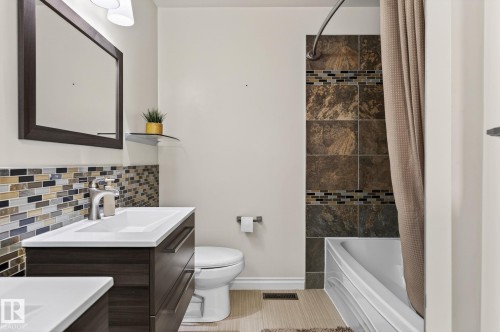 11349 22 Avenue, Edmonton, AB - Indoor Photo Showing Bathroom