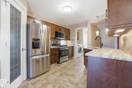 61 Suntree Promenade, Leduc, AB - Indoor Photo Showing Kitchen With Stainless Steel Kitchen With Upgraded Kitchen