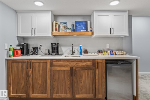 597 Meadowview Drive, Fort Saskatchewan, AB - Indoor Photo Showing Kitchen