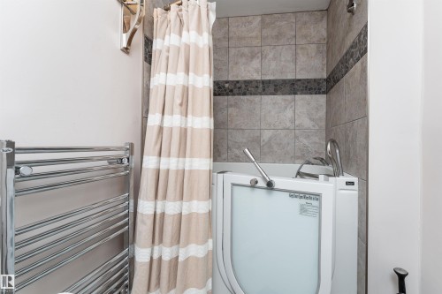 5359 Hill View Crescent, Edmonton, AB - Indoor Photo Showing Bathroom