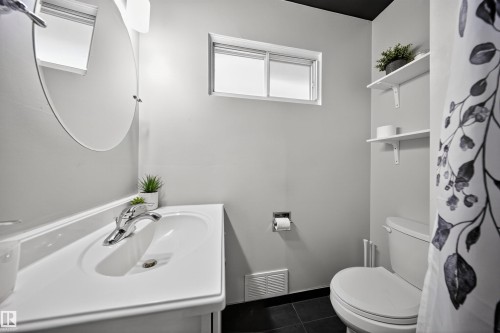 7719 71 Avenue, Edmonton, AB - Indoor Photo Showing Bathroom