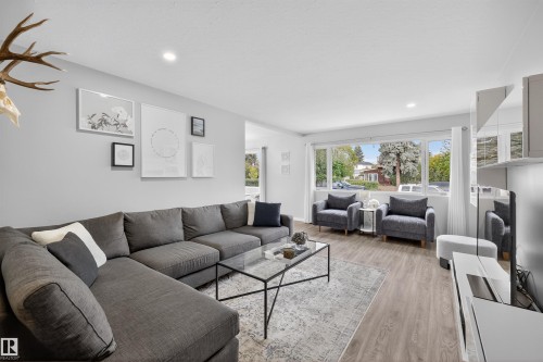 7719 71 Avenue, Edmonton, AB - Indoor Photo Showing Living Room