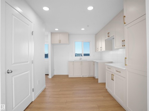 118 1009 Cy Becker Road, Edmonton, AB - Indoor Photo Showing Kitchen
