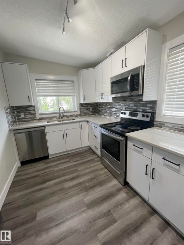 7604 7606 75 Street, Edmonton, AB - Indoor Photo Showing Kitchen With Upgraded Kitchen