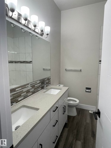 7604 7606 75 Street, Edmonton, AB - Indoor Photo Showing Bathroom