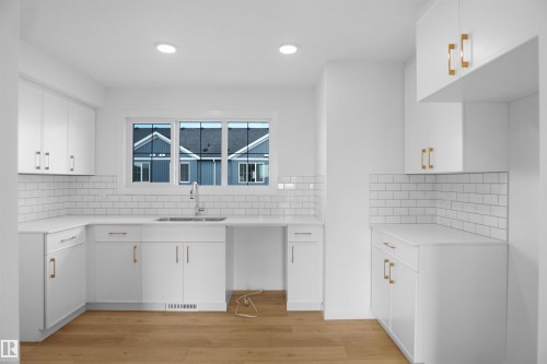 43 1009 Cy Becker Road, Edmonton, AB - Indoor Photo Showing Kitchen