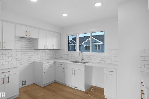 43 1009 Cy Becker Road, Edmonton, AB - Indoor Photo Showing Kitchen